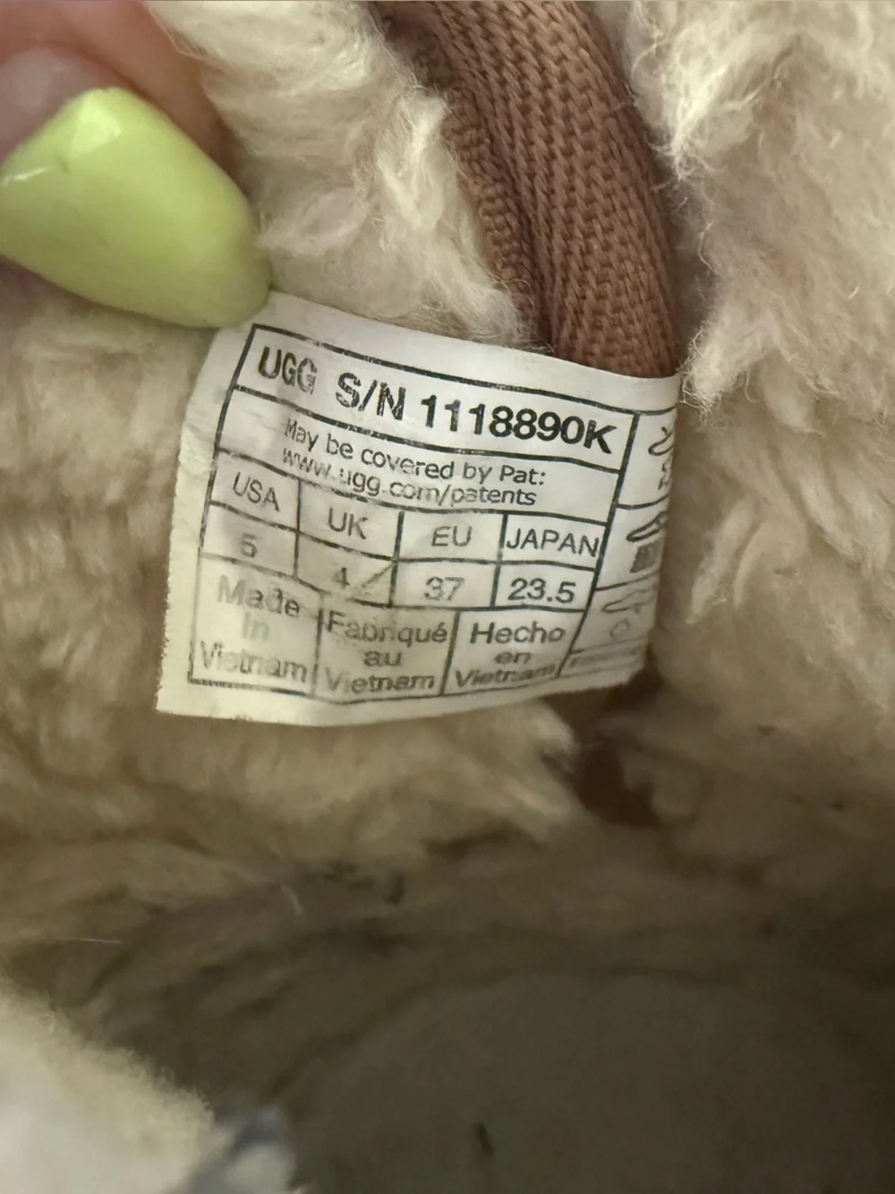 UGG button side